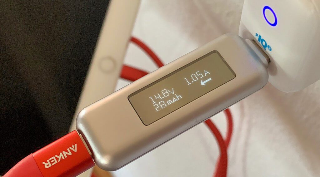 L'iPad Pro si ricarica più del doppio più velocemente con l'alimentatore USB-C Anker (rispetto all'alimentatore Apple con soli 10 watt).