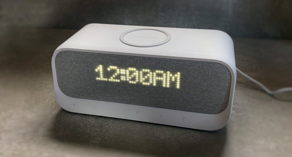 I think the look of the Wakey is successful. Some people are bothered by the fact that the time is not centered in the European format (without AM and PM) when it is displayed. I didn't even notice this.