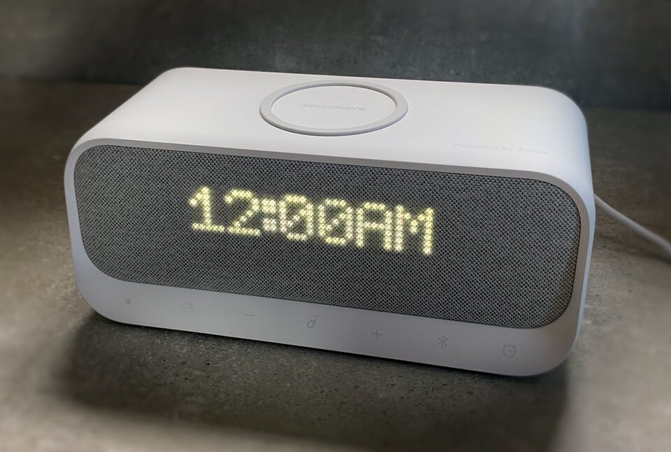 I think the look of the Wakey is successful. Some people are bothered by the fact that the time is not centered in the European format (without AM and PM) when it is displayed. I didn't even notice this.