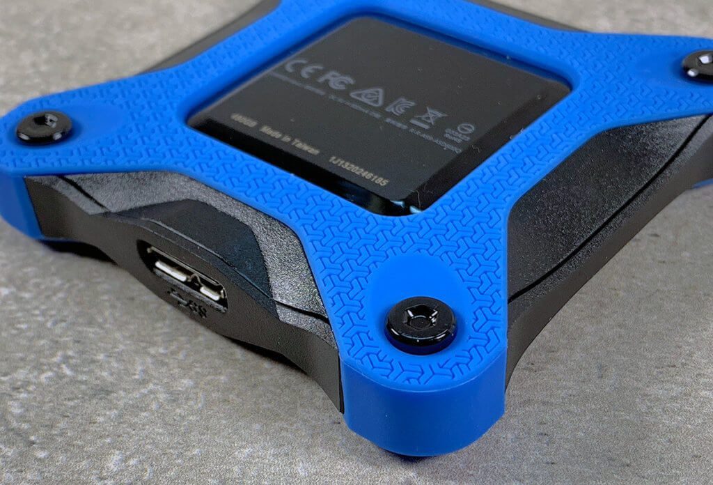 The blue material that protects a large part of the SSD absorbs shocks and prevents the case from breaking in the event of a fall.