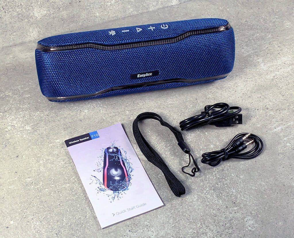 Oprócz pudełka, kabla ładującego USB i paska do przenoszenia, w zakresie dostawy pudełka Bluetooth znajduje się również skrócona instrukcja obsługi w języku niemieckim.