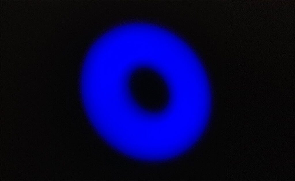 Una ciambella blu radioattiva? No, è solo l'anello luminoso su PowerPort III per mostrare che il dispositivo è alimentato.