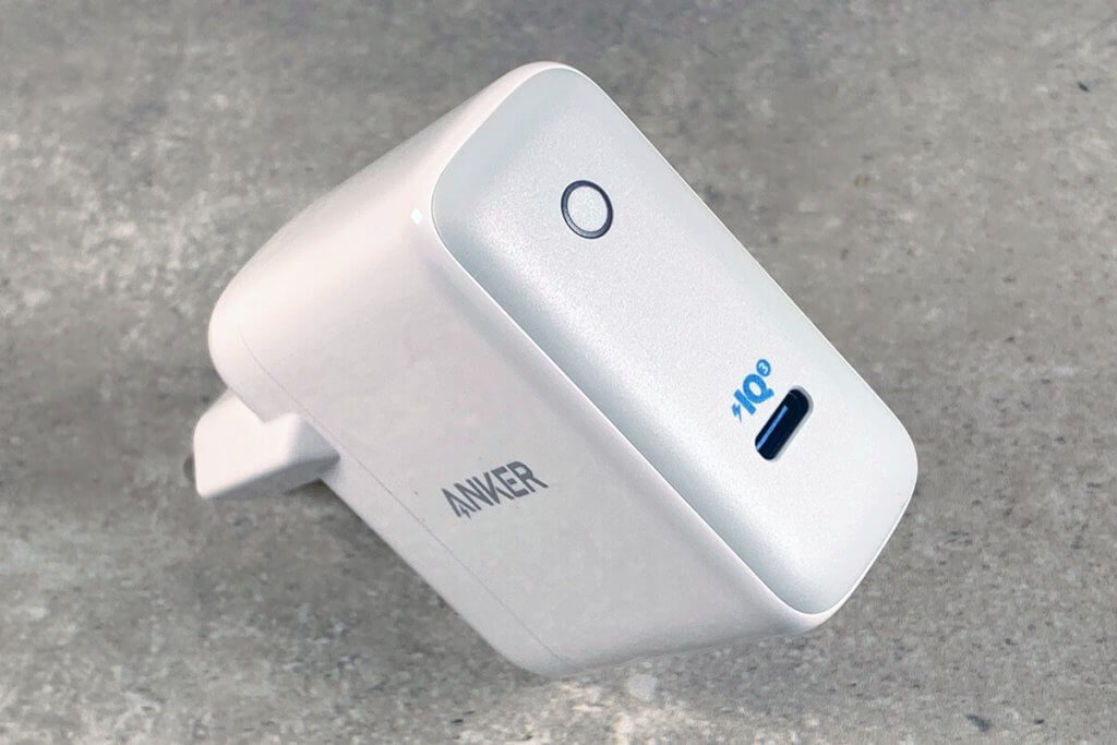 L'Anker PowerPort III funziona con nitrito di gallio anziché con silicio. Questo lo rende significativamente più piccolo di altri caricabatterie.