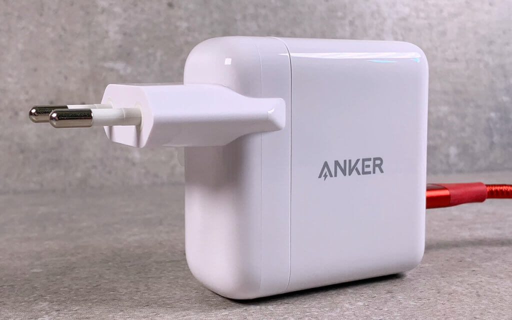Con lo speciale cavo (non incluso) da USB-C a Lightning, iPad e iPhone possono essere ricaricati molto più velocemente se supportano USB-PD (foto: Sir Apfelot).