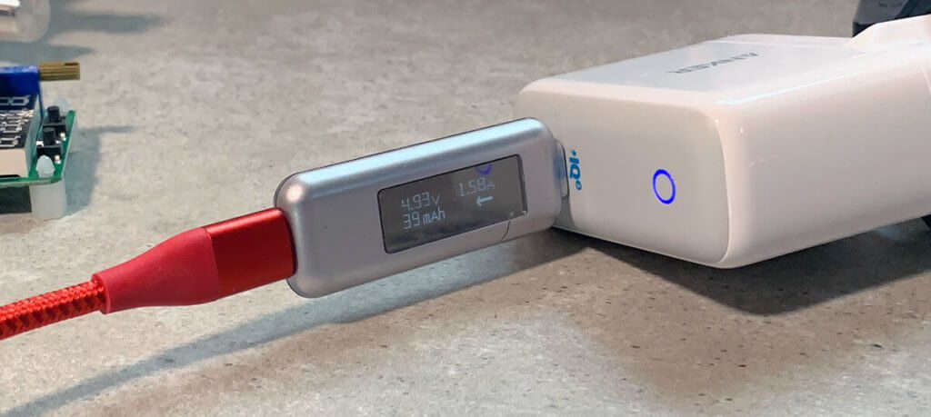 La corrente e la tensione di carica sono state misurate con il multimetro USB Satechi.