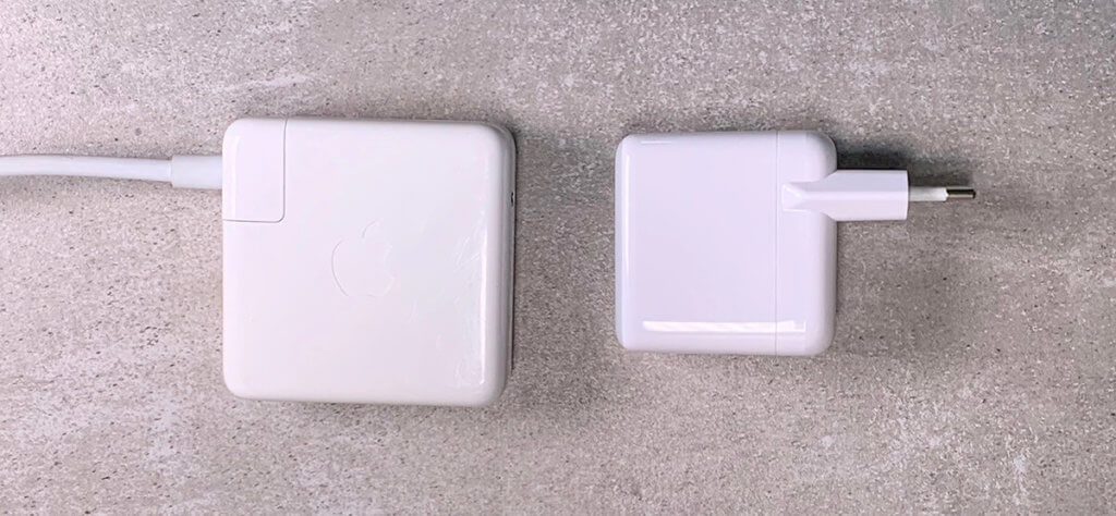 Links das Apple Netzteil für das MacBook Pro und rechts der Anker PowerPort III – ein deutlicher Größenunterschied.