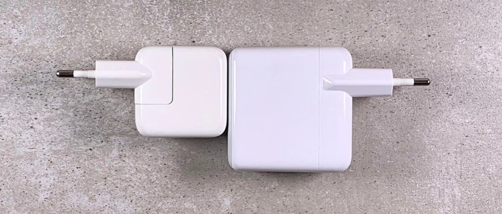 A sinistra potete vedere l'alimentatore per iPad da 12W di Apple, a destra l'Anker PowerPort III, che offre 5 volte la potenza ma è solo leggermente più grande.