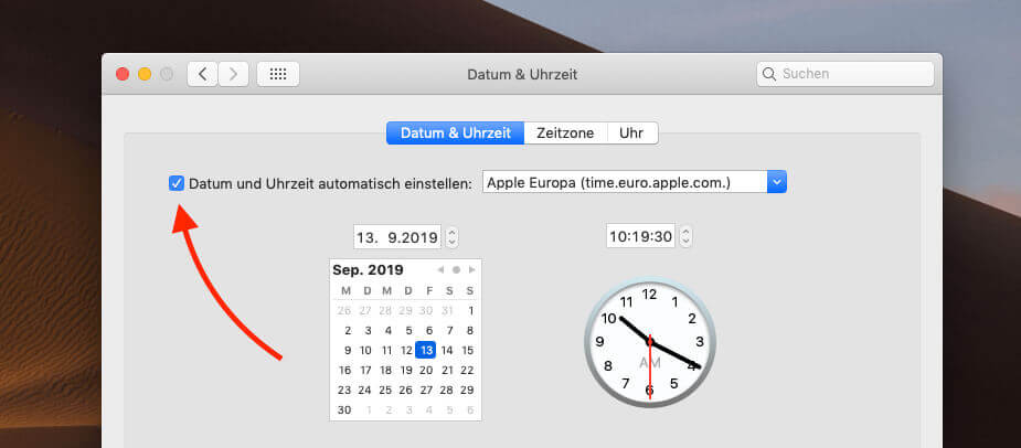 Oben links setzt man das Häkchen, um Datum und Uhrzeit automatisch von einem Apple-Timeserver zu beziehen.