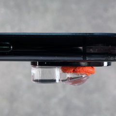 Mi piace il coccole. A causa dell'attacco non convenzionale e delle dimensioni minime, puoi sempre avere l'obiettivo con te e usarlo anche con una custodia.