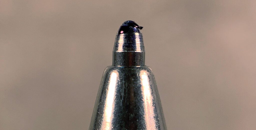 Die Spitze eines Kugelschreibers im Makroformat. Leider auch wenig spannend vom Motiv, aber auch dieses Foto zeigt wieder die Leistung der Snugle-Linse.