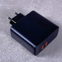 Das Aukey PA-D5 ist ein 60 Watt Dual-Port USB-C Ladegerät, das sogar das MacBook Pro ohne Geschwindigkeitseinbußen aufladen kann (Fotos: Sir Apfelot).