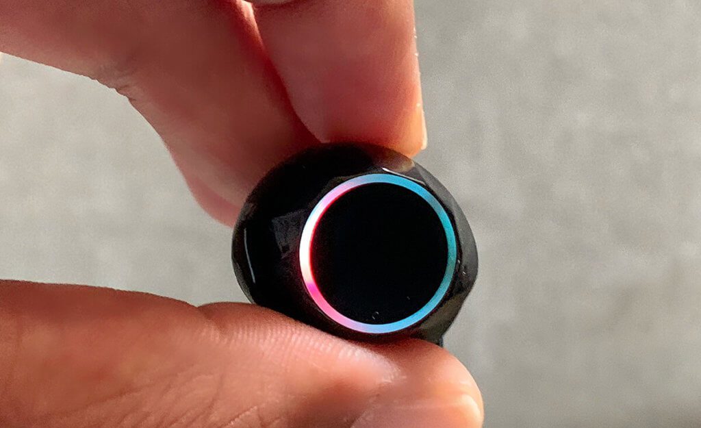 The LED rings on the earphones indicate pairing mode, low battery level or charging.