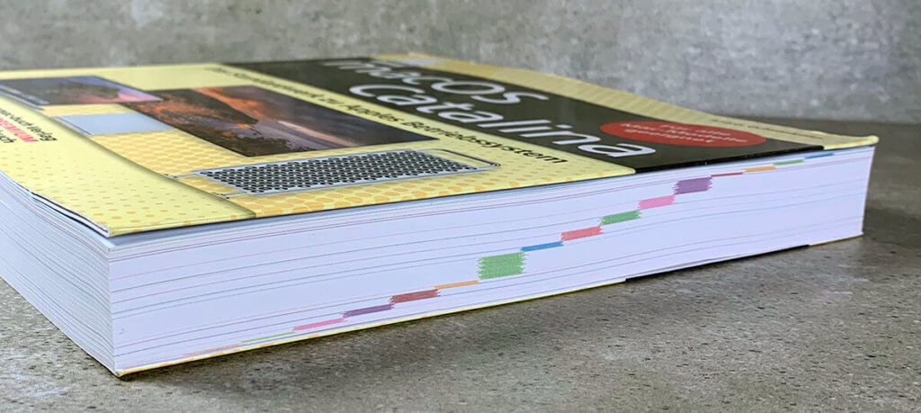 The color coding, which is visible from the outside, is helpful in order to be able to open the individual chapters quickly.
