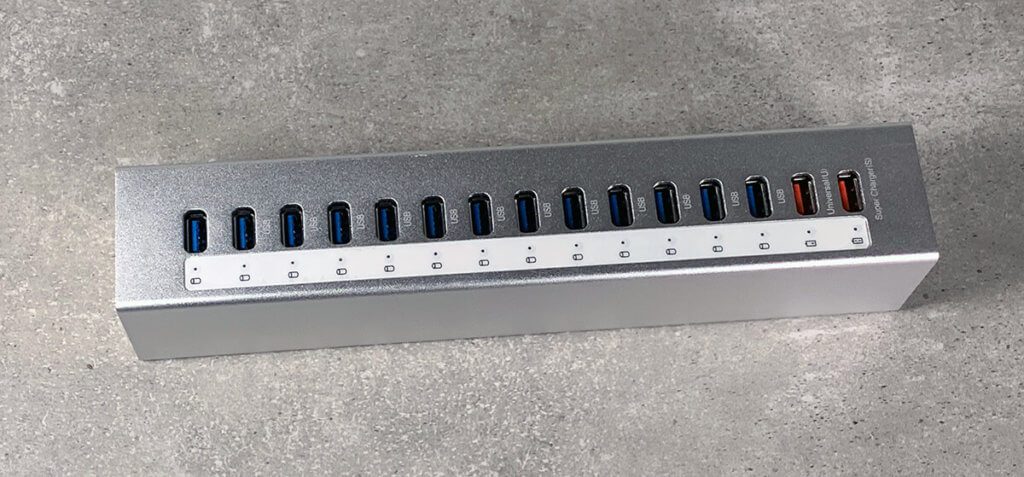 Klares Design und anodisiertes Aluminium – mit dem Orico Hub kann man sich zur Not auch mal zur Wehr setzen, wenn ein Einbrecher auftaucht.