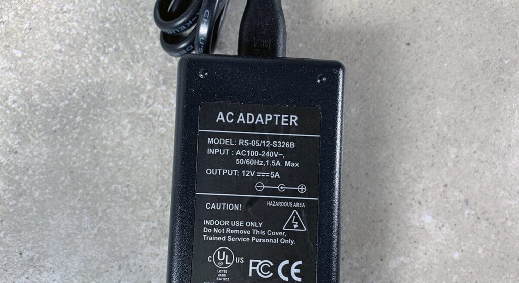 Der Hub wird durch ein 60 Watt Netzteil mit Strom versorgt. Das Ding ist nicht besonders hübsch, aber dafür mit 12 x 5 x 3 cm auch nicht besonders groß.