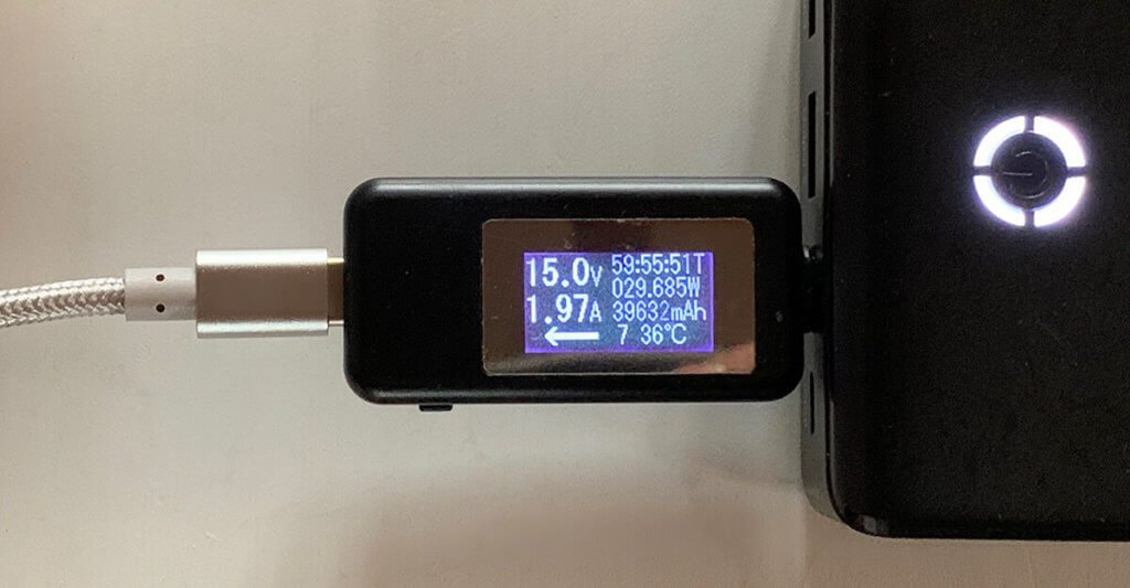 The iPad Pro was charged on a USB-C power bank, which also supports USB-PD, with approx. 29-30 watts - just like with the original Apple cable with USB-C to Lightning.