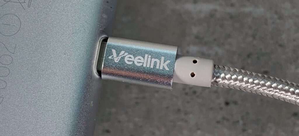 The iPad Pro charges with the Veelink cable through USB Power Delivery with approx. 30 watts of power.