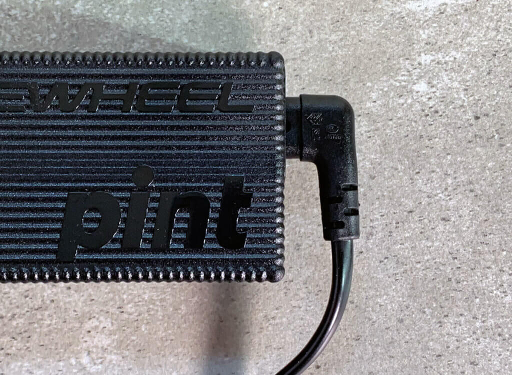 Die Eurostecker Netzkabel passen an Monitore, Netzteile, Lautsprecher-Systeme und natürlich an Ladegeräte, wie das von meinem Onewheel Pint.