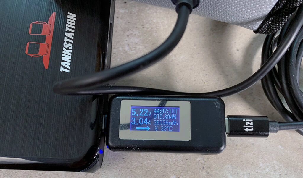 The Roav jump starter power bank not only provides a lot of power, it also requires a lot when charging: the device gets a good 3 amps when charging from my USB-C power supply. However, the included charging cable is from USB-A to USB-C. I used a USB-C to USB-C cable here in the photo ..