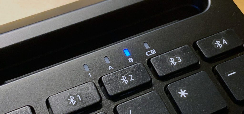 Die LEDs geben Hinweise bei der Verwendung. Hier ist das Pairing-Symbol an, weil die Tastatur auf ein Gerät wartet. "1" leuchtet, wenn der Nummernblock aktiv ist und "A" leuchtet bei aktivierter Feststelltaste. Das Batteriesymbol erklärt sich von selbst, denke ich.