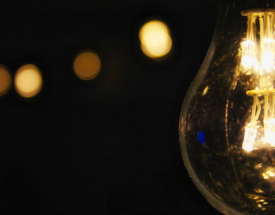 Mein Hirn brauchte ein paar Minuten, bis nach der Umstellung auf den Dunkelmodus das interne Lichtlein wieder anging (Foto: Pexels/Pixabay).