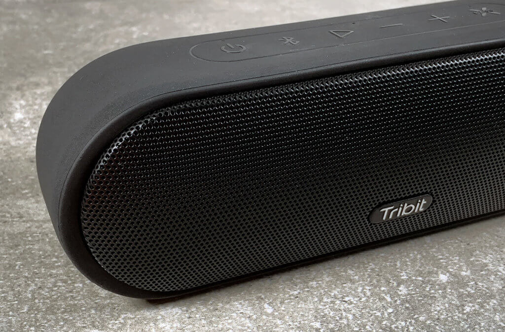 Das Gehäuse des Tribit Lautsprechers ist sehr robust und die Treiber sind mit einem festen Metallgitter vor Beschädigungen geschützt.