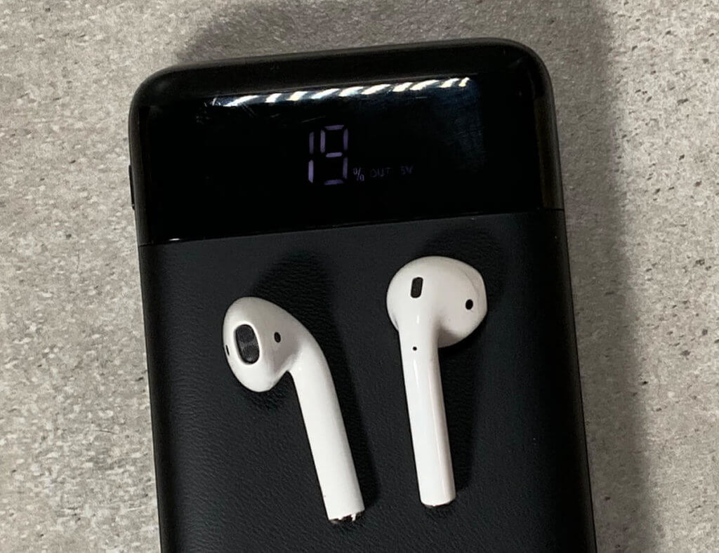 The charging electronics of the power bank do not switch off even with consumers with low power consumption. The AirPods (of course in the case) can be charged with the Charmast battery without any problems.