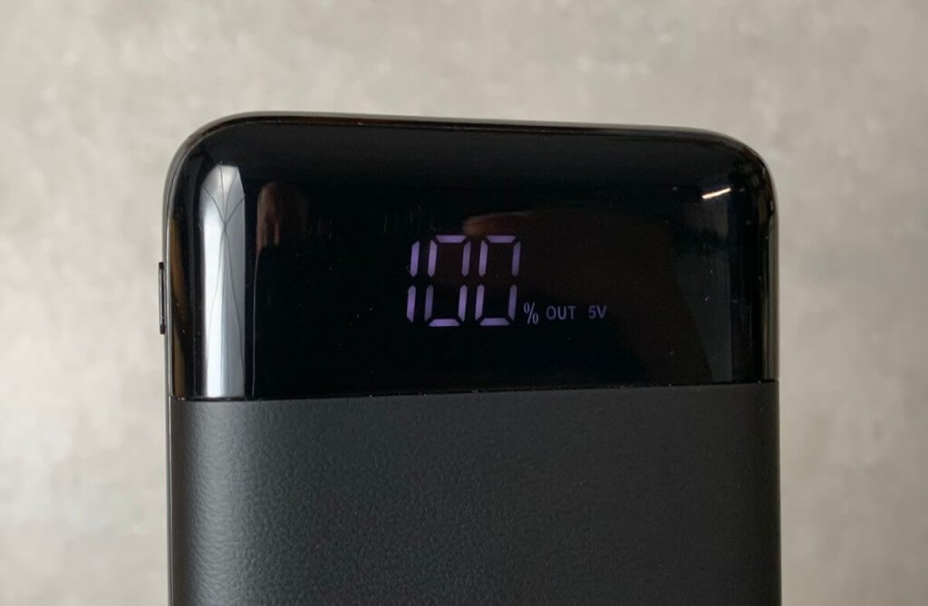 The digital display not only informs about the current battery level, but also whether power is going in or out and how much voltage the power bank is currently working with (photos: Sir Apfelot).