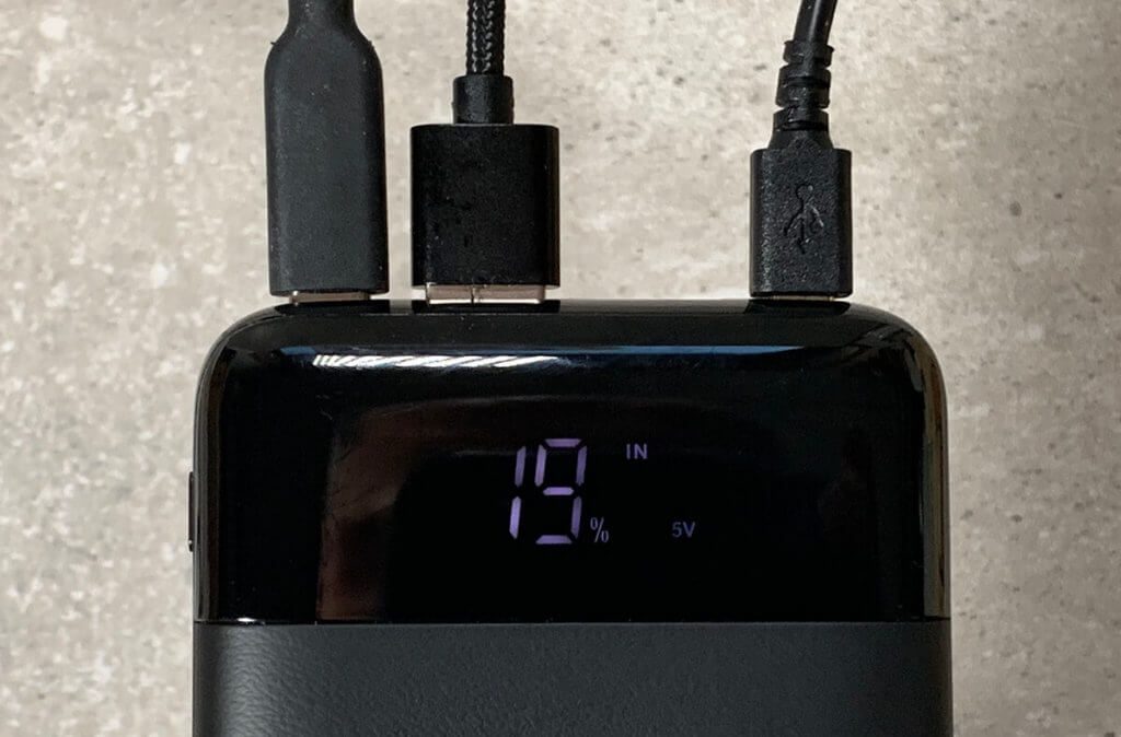 Charging many devices at the same time is not a problem, but as soon as you supply power via an input, all outputs switch off and the battery goes into charging mode.