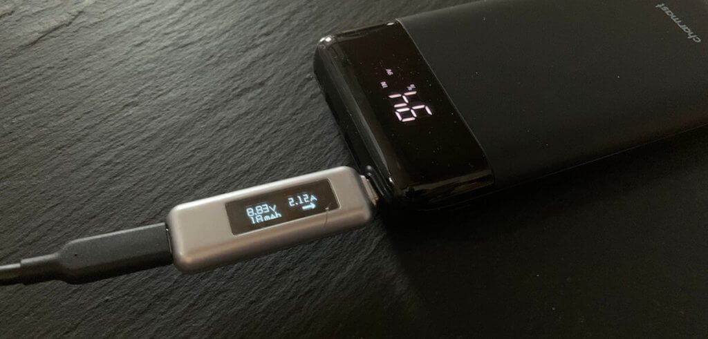The power bank charges with approx. 18,5 watts via USB C and needs about 7 hours for a complete charge.
