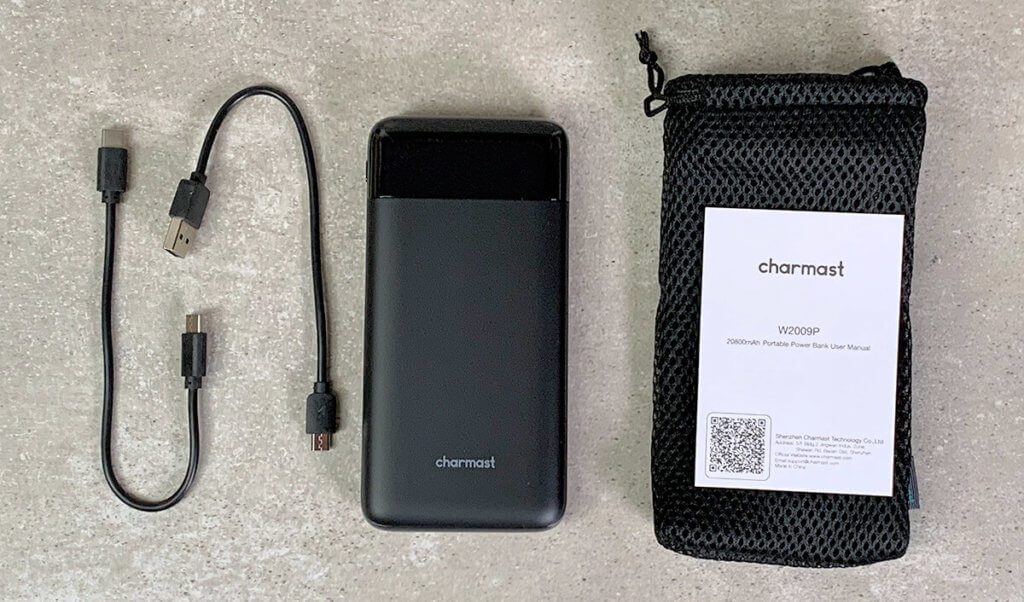 In addition to the Charmast Powerbank, there is also a USB-C and a micro-USB charging cable as well as a mesh bag for transport in the scope of delivery (photos: Sir Apfelot).