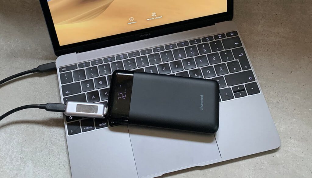 While the small MacBook can still be charged with the power bank without any problems, it simply does not offer enough power on the line for 15 inch MacBook Pro models, so that the MBP discharges during standby.