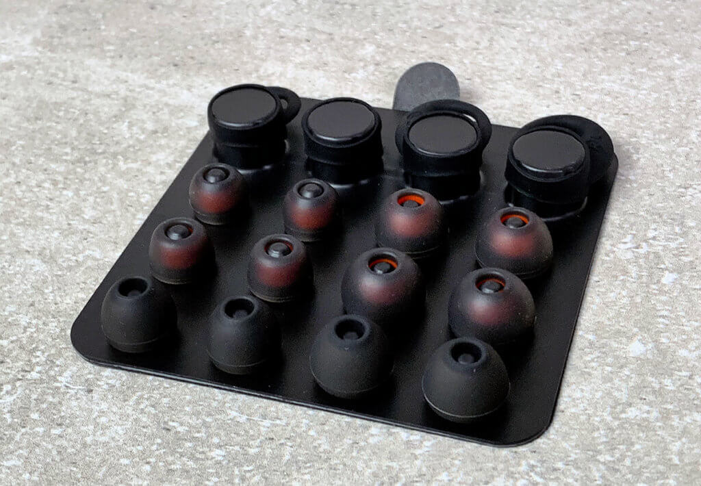 Both the sound and the wearing comfort are influenced by the accuracy of the fit. For this reason, many silicone plugs are important for individual adjustment.