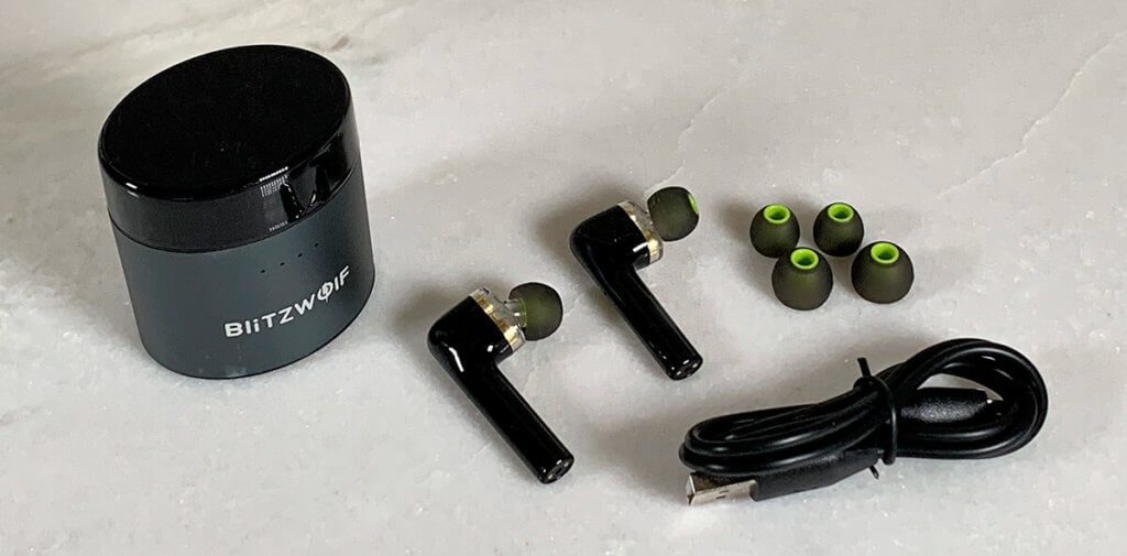 Im Lieferumfang befinden sich neben den Kopfhörern selbst auch eine Ladebox, Silikon-Ohrstöpsel zum Anpassen und ein Micro-USB-Ladekabel.