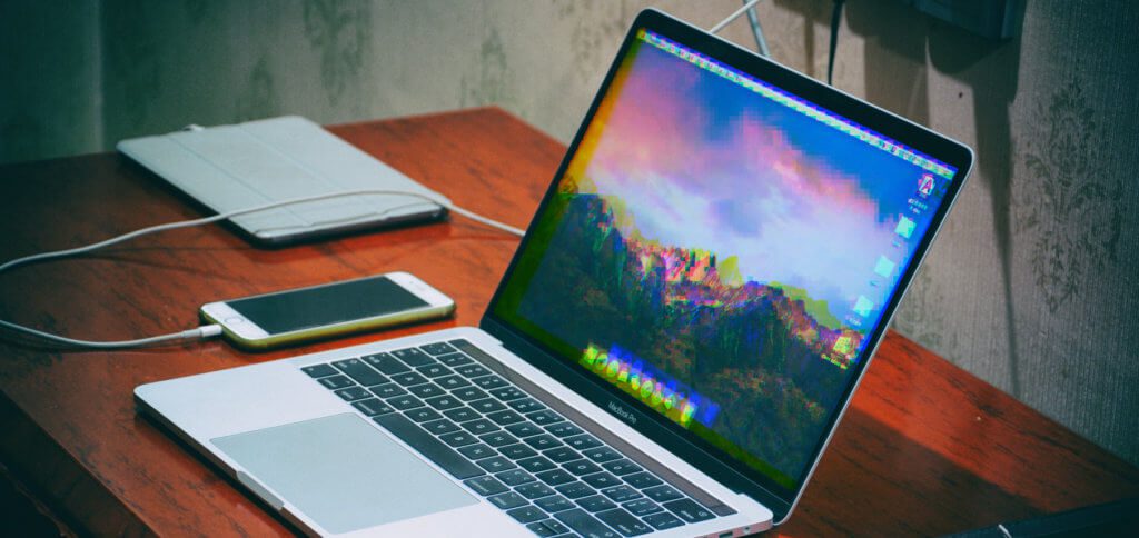 Die MacBook Pro/Air Grafikkarte reparieren lassen – das kann bei Apple dazu führen, dass das ganze Logicboard ausgetauscht wird. Wollt ihr nur eine Grafikchip-Reparatur bzw. einen Austausch der Grafikkarte zum kleineren Preis, wendet euch an Sadaghian ;)