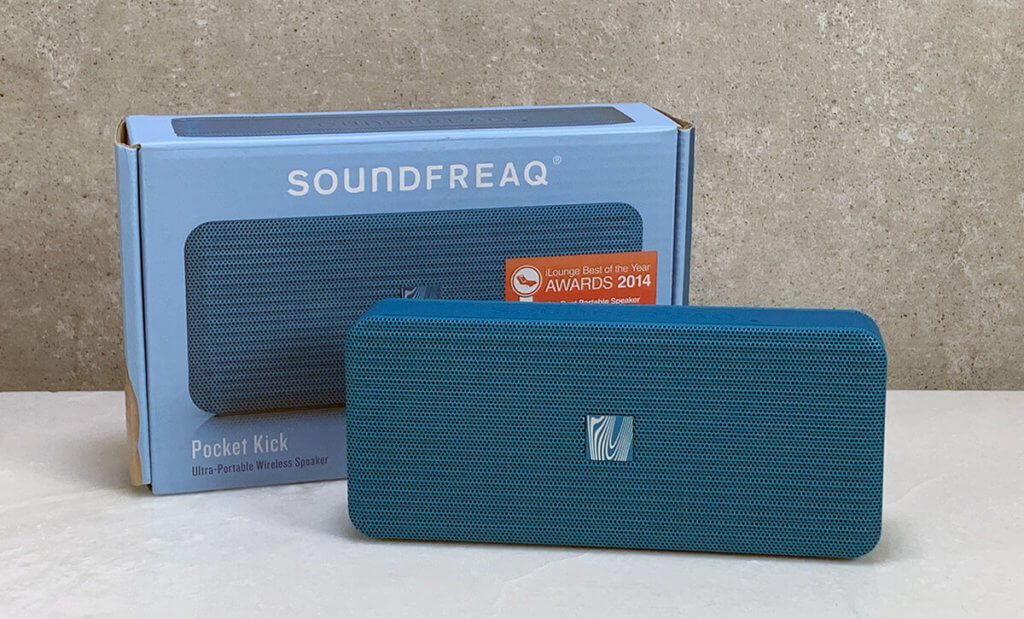 The small Bluetooth speaker "Pocket Kick" from Soundfreaq is about the same size as the iPhone XS (only a little deeper) (Photos: Sir Apfelot).