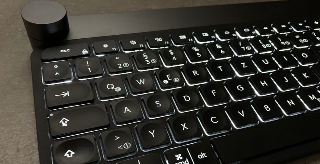 La luz del teclado de Logitech Craft reacciona cuando se acercan las manos y se enciende y se apaga cuando las aleja.
