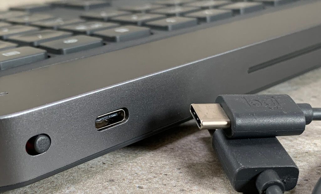 El teclado Logitech se carga a través de un puerto USB-C.