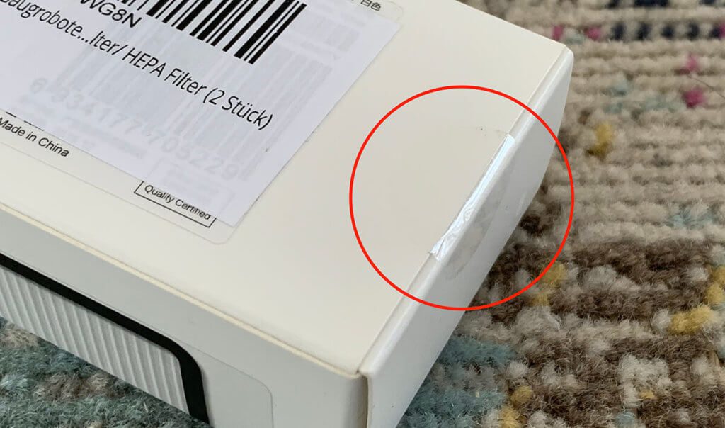 The original spare parts are sent in a printed cardboard box with a seal near the openings (photos: Sir Apfelot).