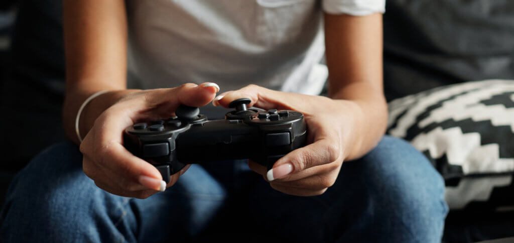 Instructions for cleaning the PS4 (Pro) fan without loss of warranty can be found here. You can also leave more tips and tricks for cleaning the PlayStation 4 fan as a comment;)