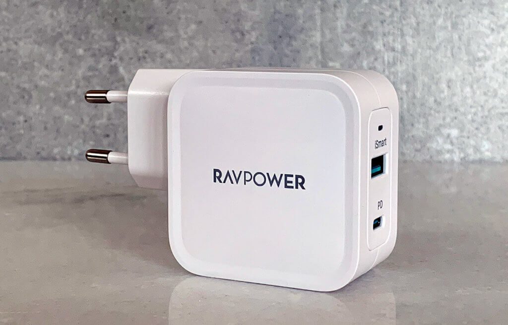 The RAVPower PD Pioneer charger offers two charging ports and a total of more than 65 watts of power (photos: Sir Apfelot).