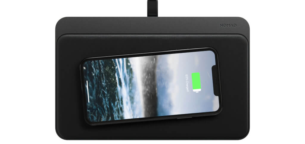 Ob längs, quer, diagonal oder anders – durch die 18 Ladespulen und die FreePower™-Technologie ist es egal, wie das iPhone zum Akku aufladen auf der neuesten Qi-Ladematte von Nomad abgelegt wird.