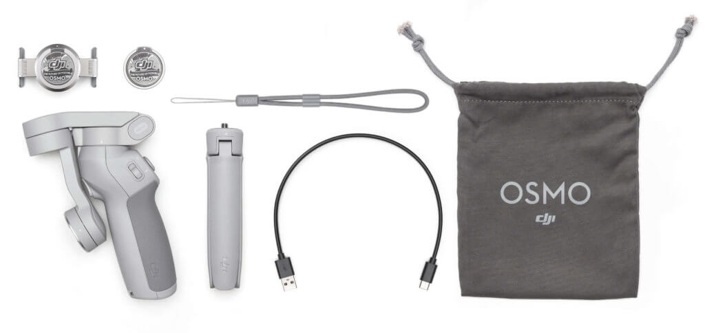 La fornitura del DJI OM 4 include tutto il necessario per utilizzarlo. Un caricabatterie deve essere fornito da te, ma sicuramente hai già un caricabatterie USB a casa ;)