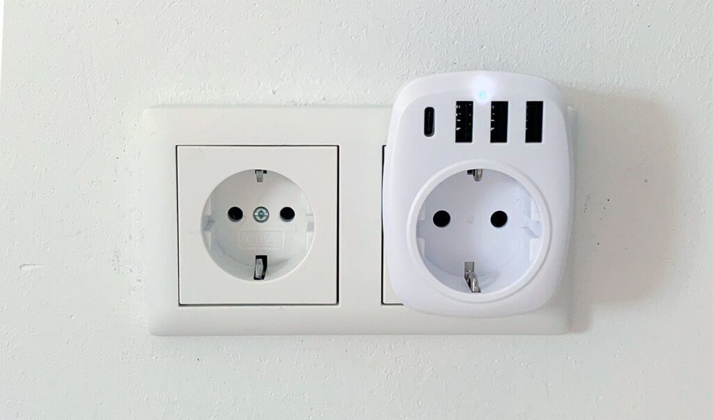 The Lencent USB socket takes up little space, so you can still use a neighboring socket completely.