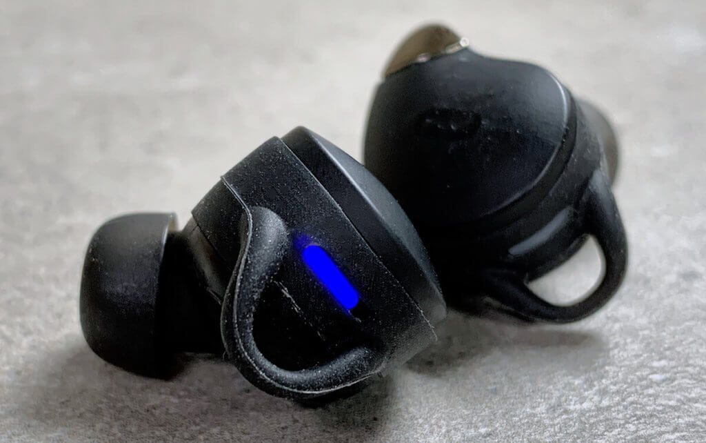An jedem Ohrhörer ist ebenfalls eine LED, die jedoch im normalen Betrieb nur selten aufleuchtet. Sie signalisieren hauptsächlich den Pairingmodus und die Betriebsbereitschaft nach dem Ausnehmen aus der Ladeschatulle.