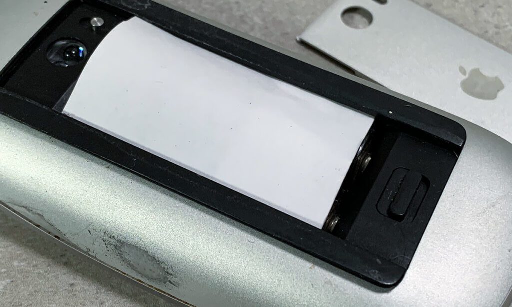 Mit einem Stückchen Papier kann man den Druck auf die Batterien erhöhen.