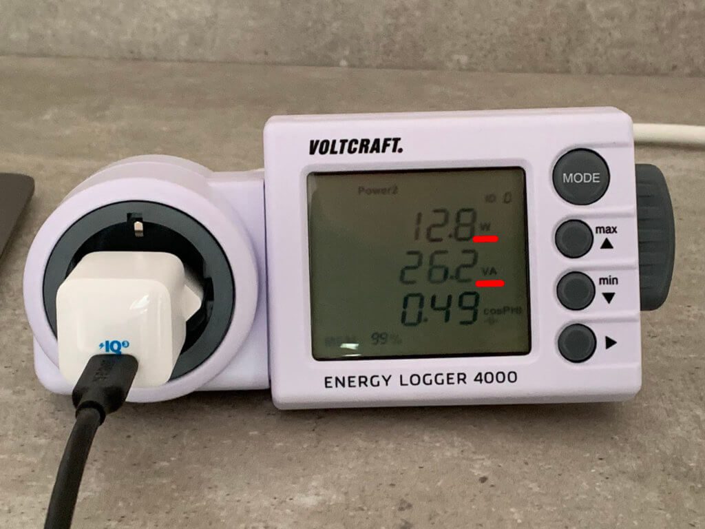 The power consumption meter Voltcraft Energy Logger 4000 outputs not only the power in watts but also the apparent power in volt amperes. In this guide I have put together for you what the difference between volt-amperes and watts is.