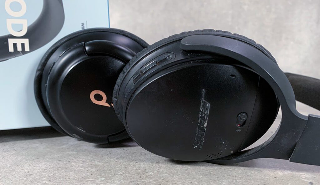 Na pierwszym planie Bose QC35 (tak, przeszedł wiele… od remontów po koszenie trawnika, zawsze tam jest!), a za nim Soundcore Q30. Oba są podobnie wygodne i mają podobne sterowanie (zdjęcia: Sir Apfelot).