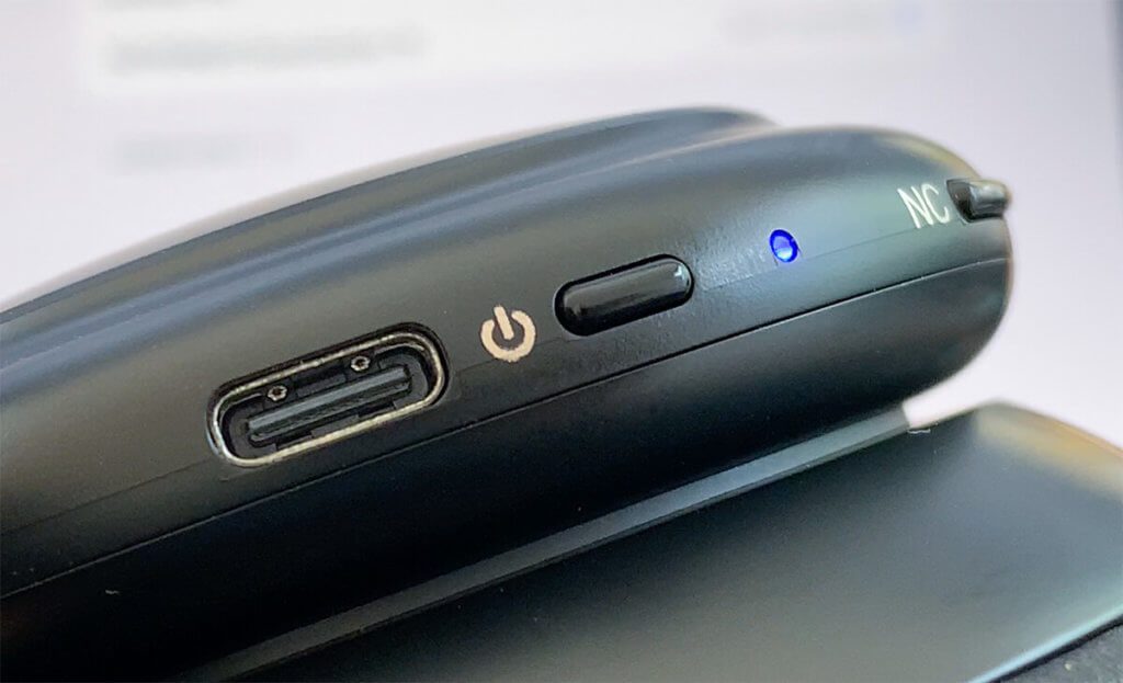Life Q30 ładuje się przez port USB-C. Na zdjęciu po prawej stronie widoczny jest przycisk przełączania tłumienia szumów.