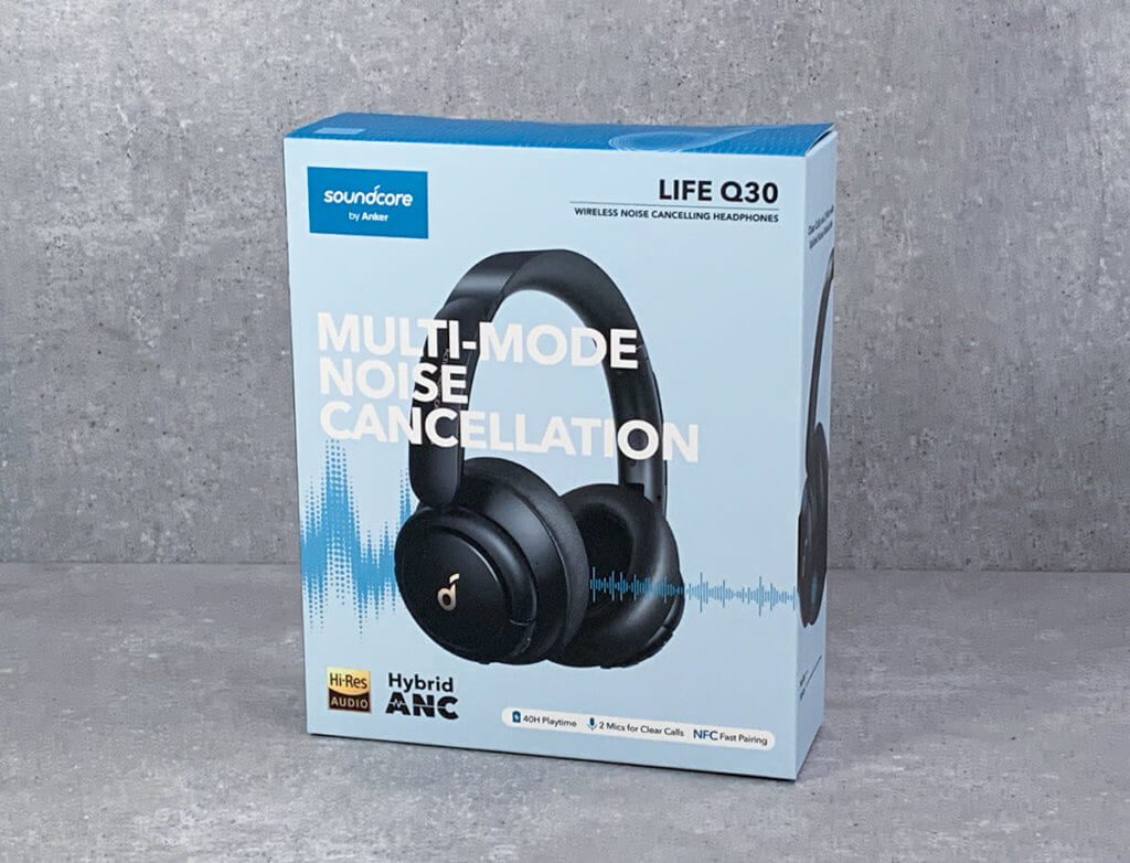 Soundcore Life Q30 obiecuje skuteczną redukcję szumów z różnymi trybami - zoptymalizowanymi pod kątem podróży, połączeń biurowych lub hałasu na zewnątrz.